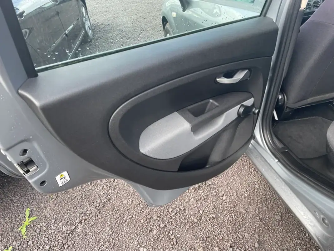 Fiat Punto 2008 - 7950 EUR, 184717 km - AUTO.MOTO.pt - 184717km - foto 10 de 18