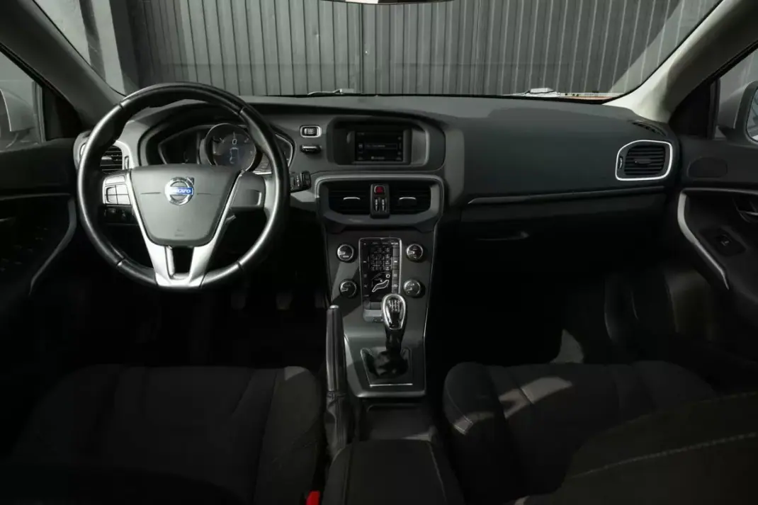 Volvo V40 2013 - 10999 EUR, 275270 km - AUTO.MOTO.pt - 275270km - foto 14 de 24