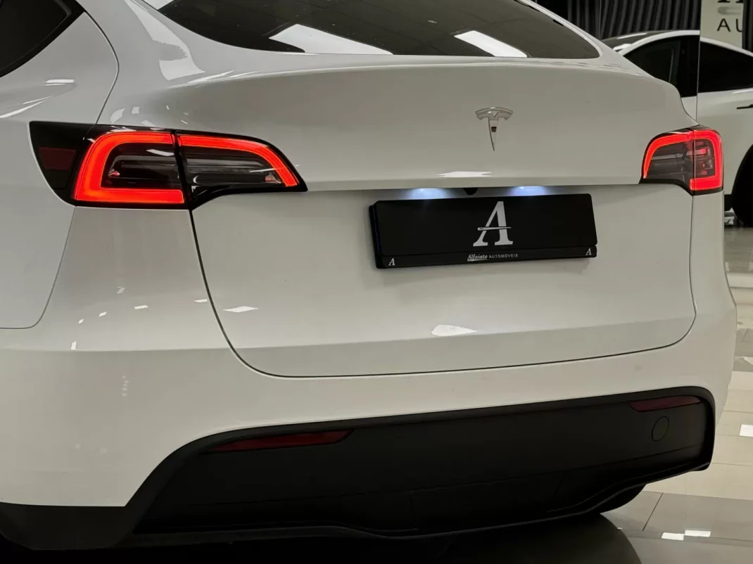 Tesla Model Y 2022 - 34890 EUR, 49800 km - AUTO.MOTO.pt - 49800km - foto 9 de 32