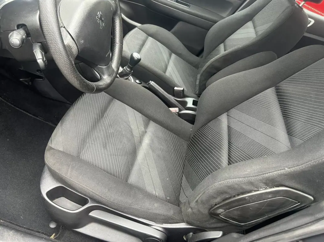 Peugeot 307 2006 - 3750 EUR, 278000 km - AUTO.MOTO.pt - 278000km - foto 5 de 9