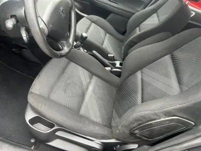 Peugeot 307 2006 - 3750 EUR, 278000 km - AUTO.MOTO.pt - 278000km - foto 5 de 9