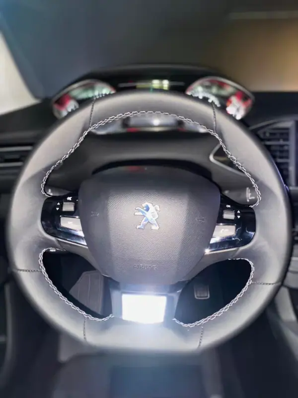 Peugeot 308 2016 - 15900 EUR, 171736 km - AUTO.MOTO.pt - 171736km - foto 33 de 48