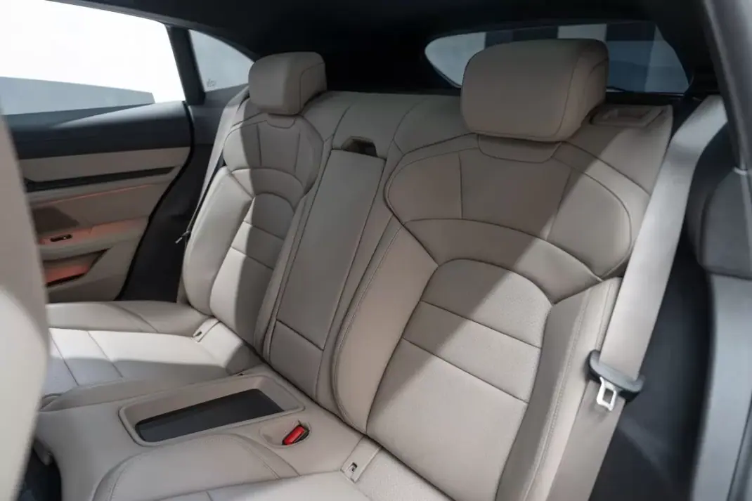 Porsche Taycan Sport Turismo 2023 - 76950 EUR, 24000 km - AUTO.MOTO.pt - 24000km - foto 59 de 60