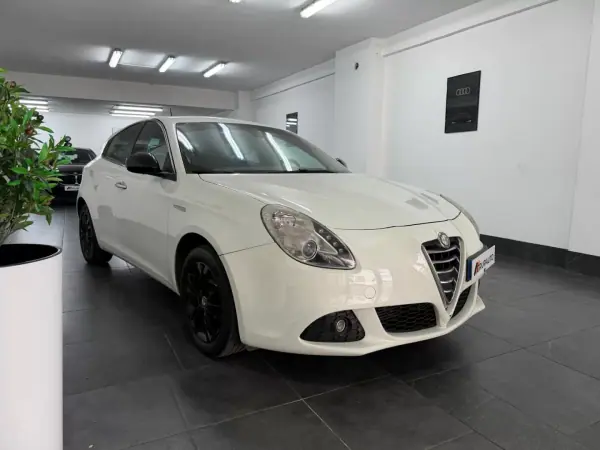Alfa Romeo Giulietta 2011 - 7500 EUR, 209000 km - AUTO.MOTO.pt - 209000km - foto 3 de 21