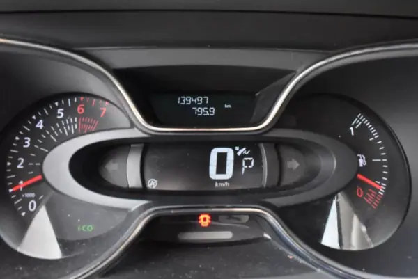 Renault Captur 2018 - 12300 EUR, 139947 km - AUTO.MOTO.pt - 139947km - foto 9 de 12