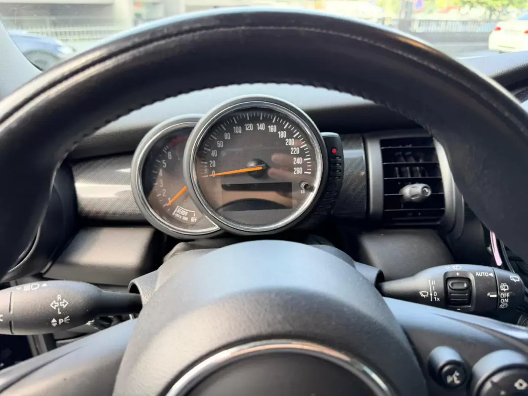 MINI 3 Portas 2015 - 14900 EUR, 181000 km - AUTO.MOTO.pt - 181000km - foto 8 de 12