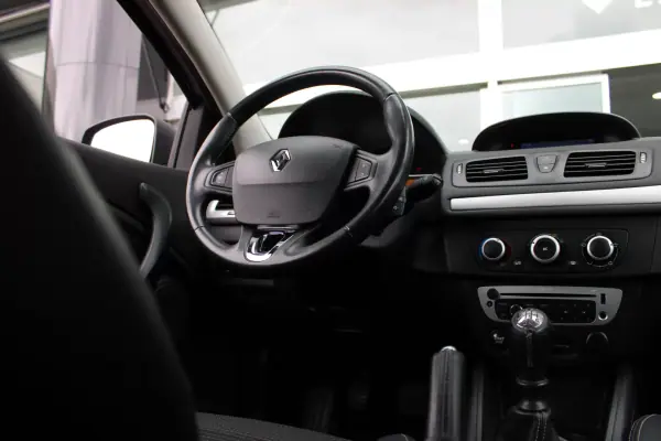 Renault Mégane Coupe 2014 - 9900 EUR, 202494 km - AUTO.MOTO.pt - 202494km - foto 6 de 23
