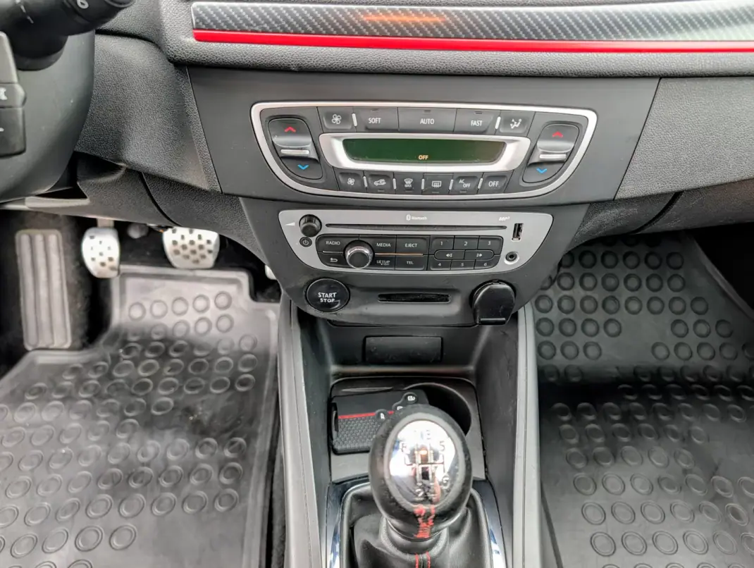 Renault Mégane Coupe 2014 - 8000 EUR, 276629 km - AUTO.MOTO.pt - 276629km - foto 16 de 22