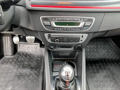 Renault Mégane Coupe 2014 - 8000 EUR, 276629 km - AUTO.MOTO.pt - 276629km - foto 16 de 22
