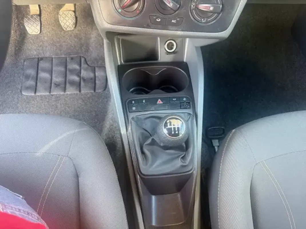SEAT Ibiza 2010 - 5750 EUR, 156000 km - AUTO.MOTO.pt - 156000km - foto 23 de 33