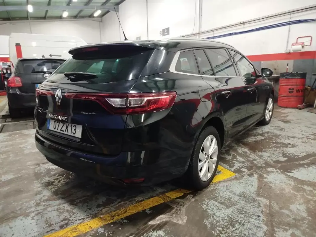 Renault Mégane Sport Tourer 2020 - 14499 EUR, 91021 km - AUTO.MOTO.pt - 91021km - foto 3 de 10