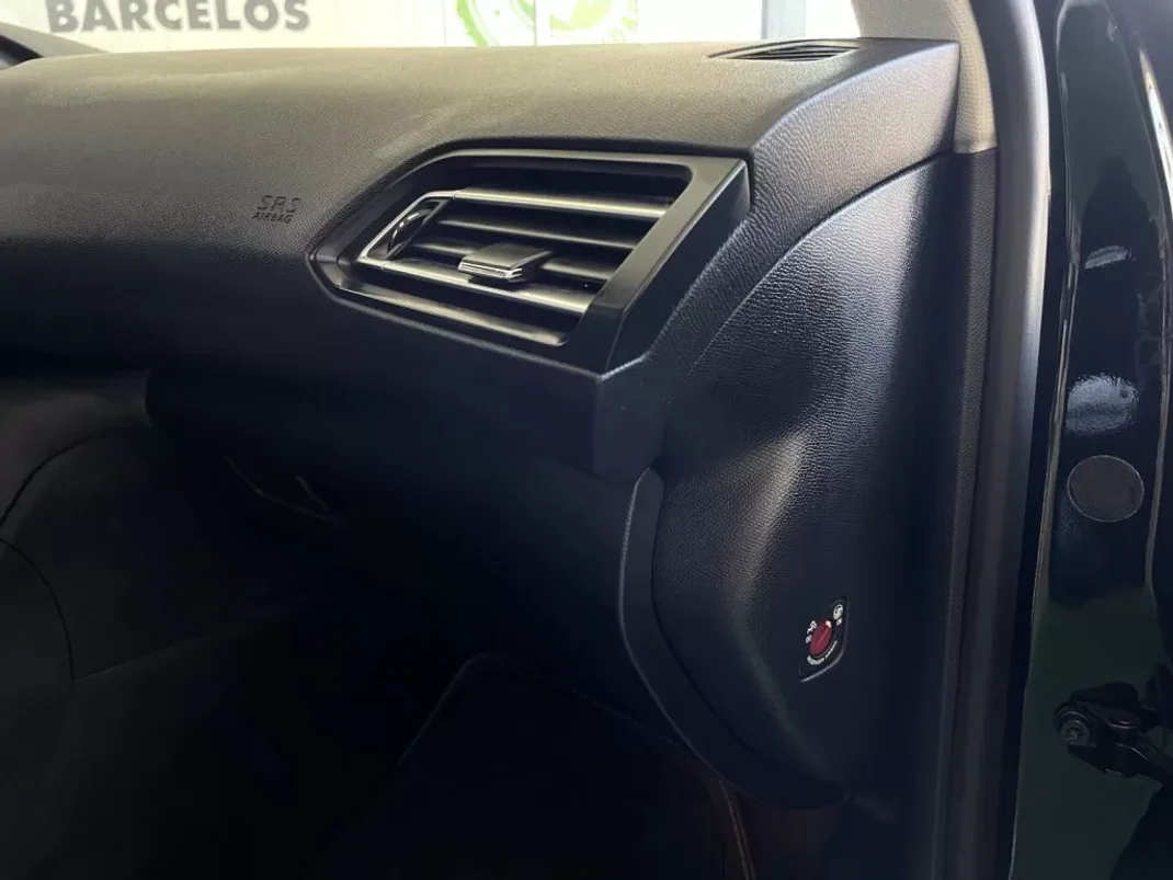 Peugeot 308 2015 - 12500 EUR, 144858 km - AUTO.MOTO.pt - 144858km - foto 58 de 73