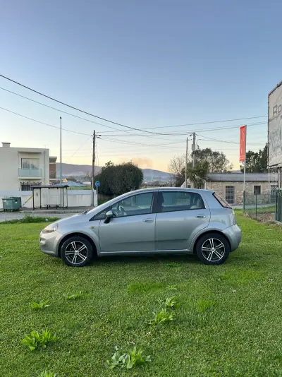 Fiat Punto 2013 - 6300 EUR, 177250 km - AUTO.MOTO.pt - 177250km - foto 2 de 11