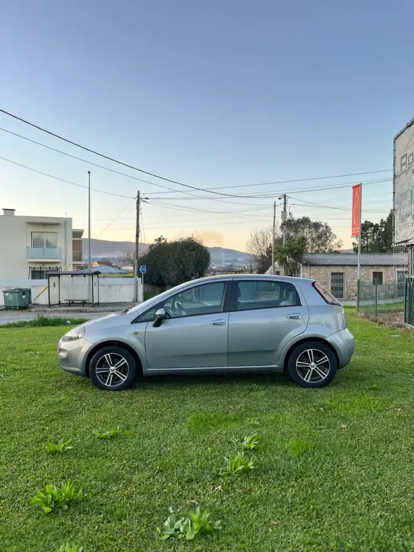 Fiat Punto 2013 - 6300 EUR, 177250 km - AUTO.MOTO.pt - 177250km - foto 2 de 11