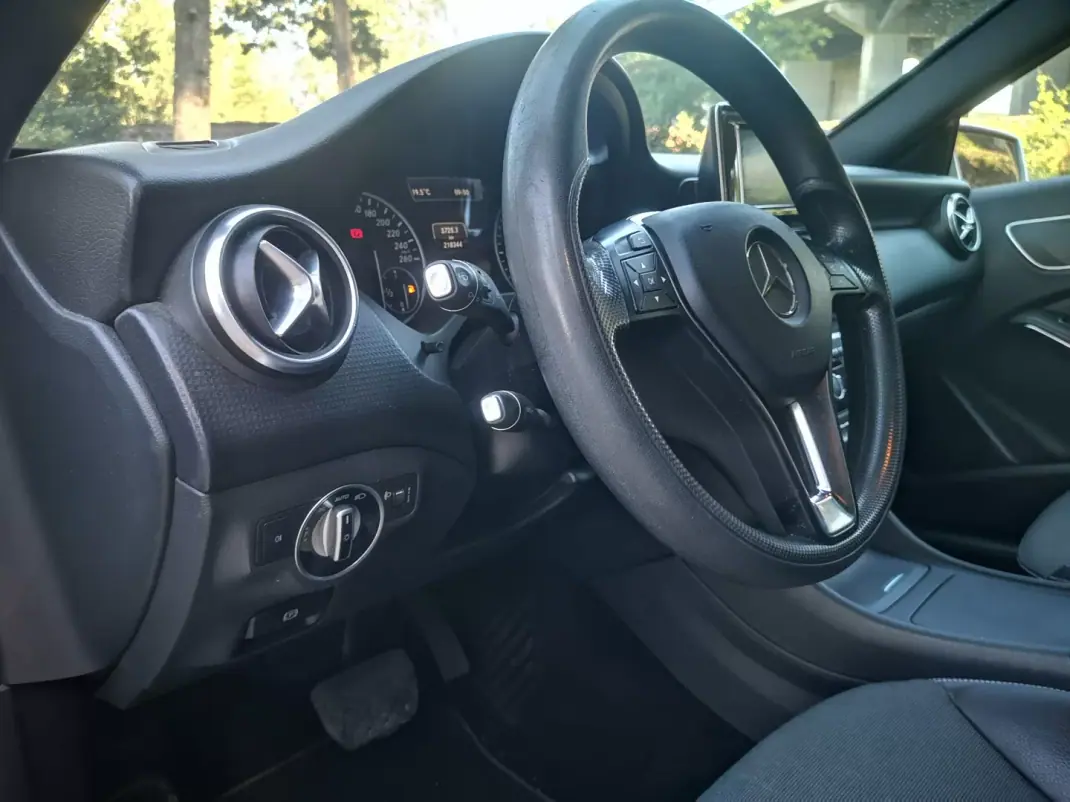 Mercedes-Benz A 180 2015 - 12950 EUR, 218000 km - 218000km - foto 17 de 23