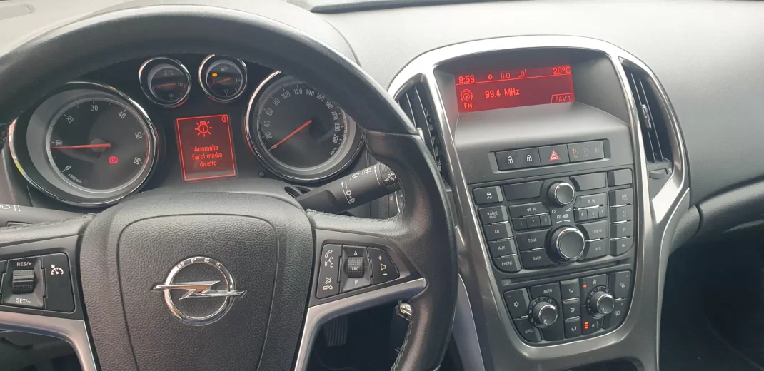 Opel Astra Sports Tourer 2010 - 5750 EUR, 255000 km - AUTO.MOTO.pt - 255000km - foto 9 de 12