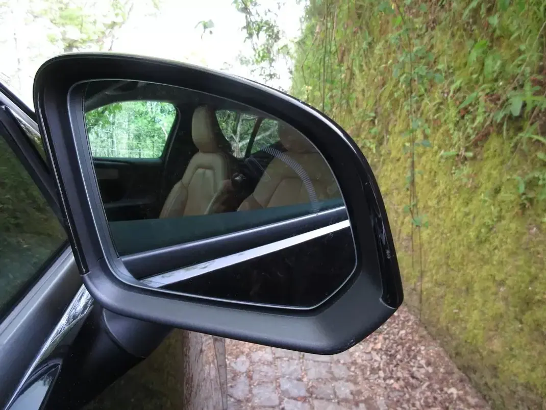 Volvo XC 40 2019 - 29490 EUR, 70000 km - AUTO.MOTO.pt - 70000km - foto 37 de 60