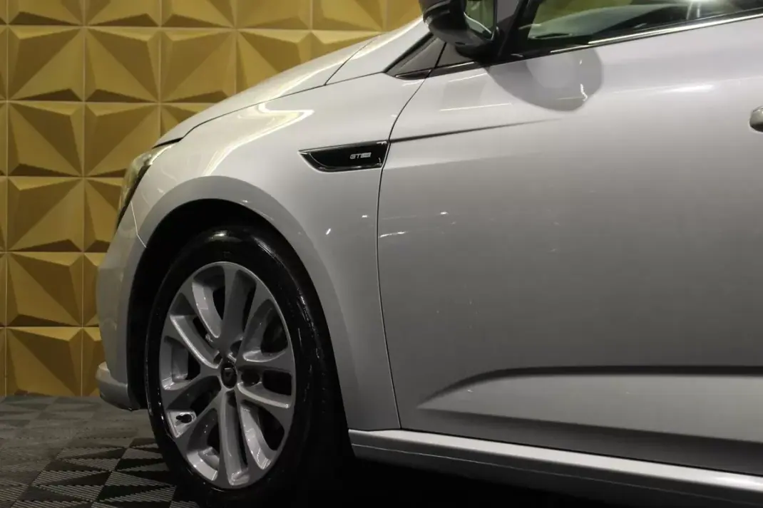 Renault Mégane Sport Tourer 2020 - 16790 EUR, 137000 km - AUTO.MOTO.pt - 137000km - foto 15 de 37