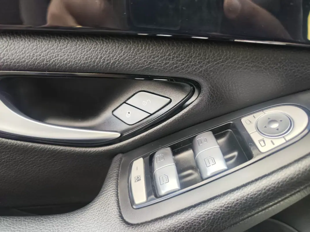 Mercedes-Benz C 200 2017 - 18980 EUR, 136500 km - AUTO.MOTO.pt - 136500km - foto 24 de 40