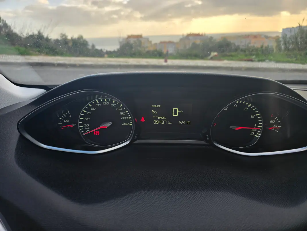 Peugeot 308 2016 - 8900 EUR, 95000 km - AUTO.MOTO.pt - 95000km - foto 5 de 7