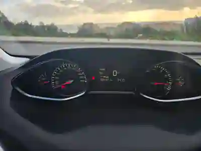Peugeot 308 2016 - 8900 EUR, 95000 km - AUTO.MOTO.pt - 95000km - foto 5 de 7