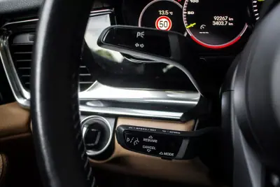 Porsche Panamera 2022 - 99950 EUR, 92267 km - AUTO.MOTO.pt - 92267km - foto 16 de 49