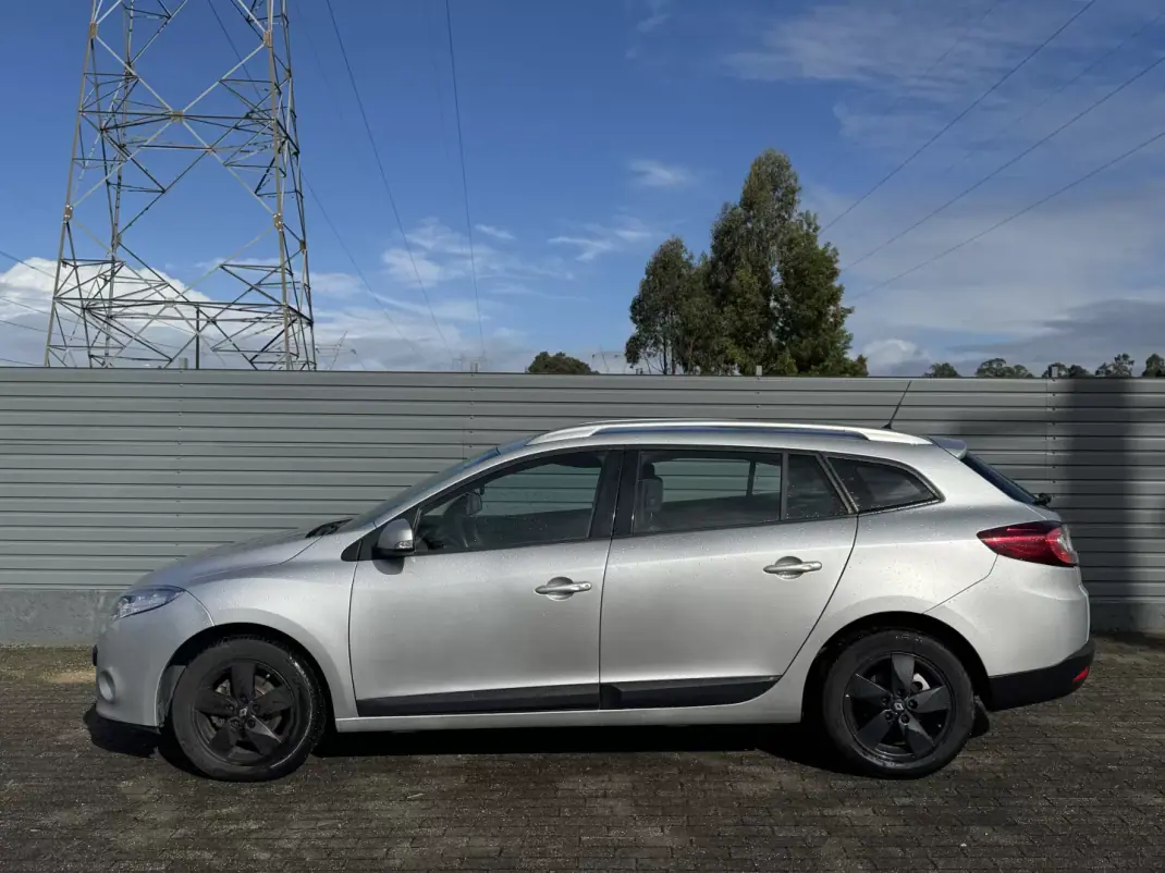 Renault Mégane Break 2011 - 7950 EUR, 226000 km - AUTO.MOTO.pt - 226000km - foto 6 de 6
