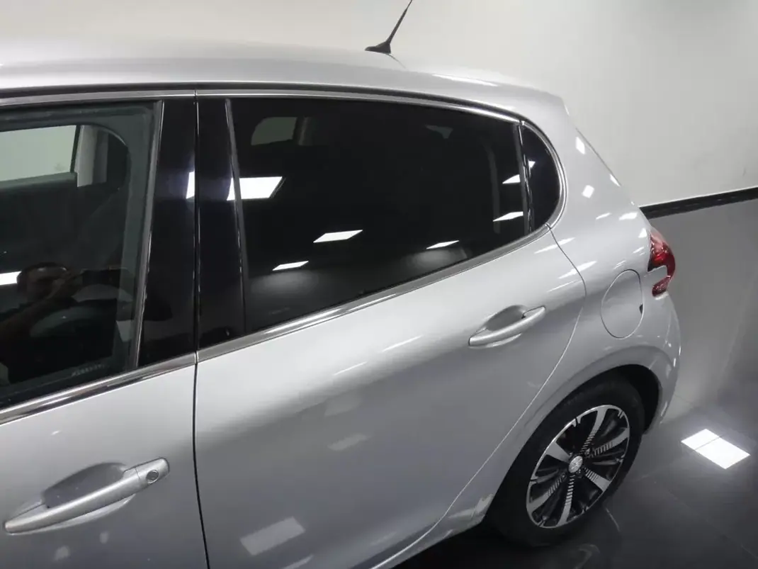 Peugeot 208 2018 - 9900 EUR, 84000 km - 84000km - foto 8 de 26