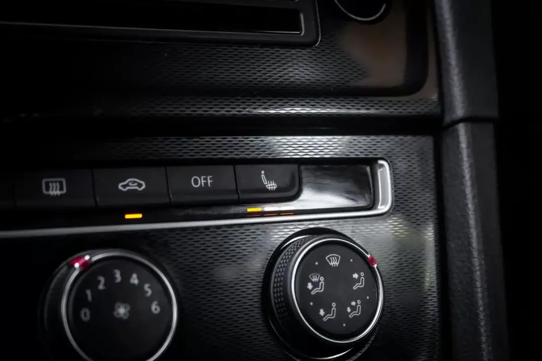 Volkswagen Golf 2015 - 24990 EUR, 83192 km - AUTO.MOTO.pt - 83192km - foto 25 de 45