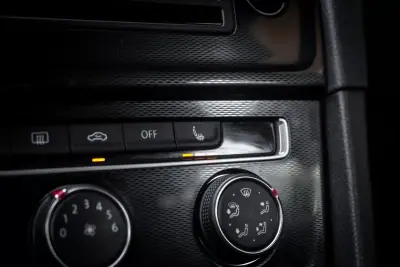 Volkswagen Golf 2015 - 24990 EUR, 83192 km - AUTO.MOTO.pt - 83192km - foto 25 de 45