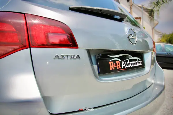 Opel Astra Sports Tourer 2011 - 7990 EUR, 175000 km - AUTO.MOTO.pt - 175000km - foto 8 de 27