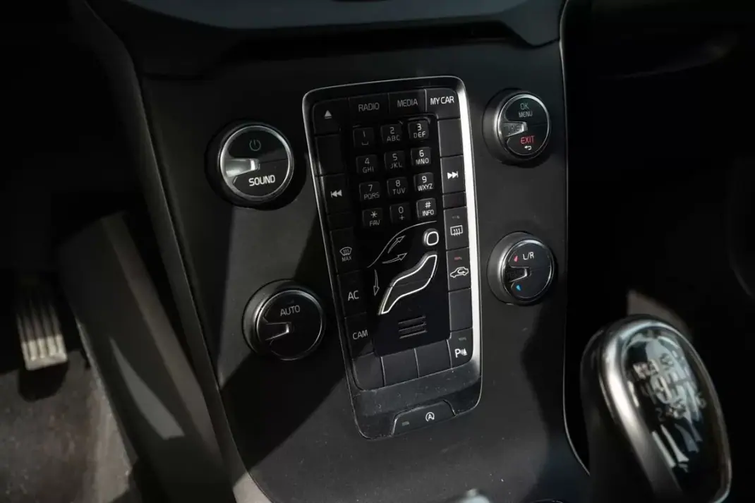 Volvo V40 2013 - 10999 EUR, 275270 km - AUTO.MOTO.pt - 275270km - foto 18 de 24