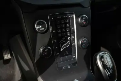 Volvo V40 2013 - 10999 EUR, 275270 km - AUTO.MOTO.pt - 275270km - foto 18 de 24