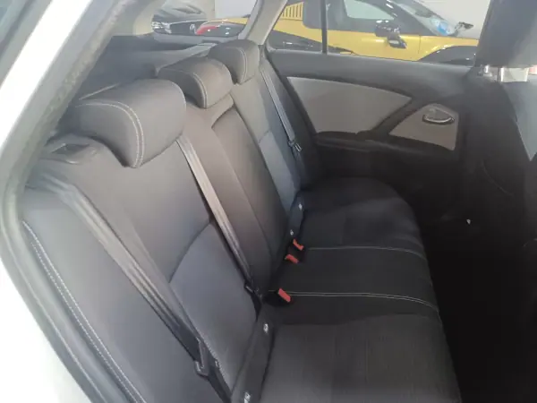 Toyota Avensis Touring Sports 2016 - 15980 EUR, 120621 km - AUTO.MOTO.pt - 120621km - foto 30 de 45