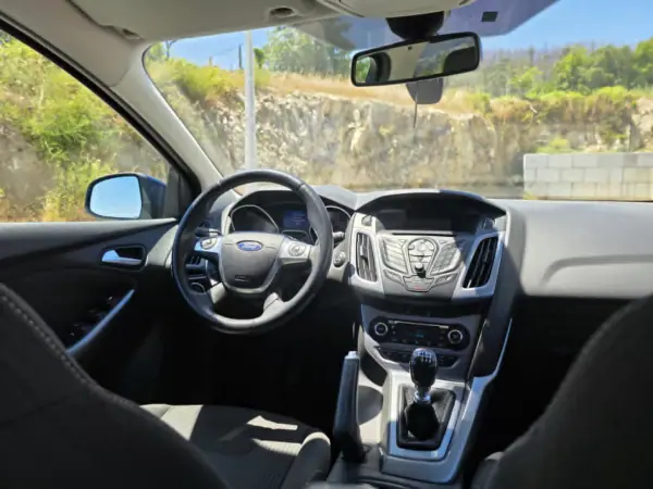 Ford Focus SW 2013 - 9990 EUR, 260000 km - AUTO.MOTO.pt - 260000km - foto 9 de 12