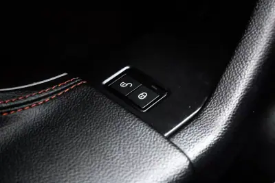 Jaguar F-Pace 2018 - 22990 EUR, 155156 km - 155156km - foto 19 de 48