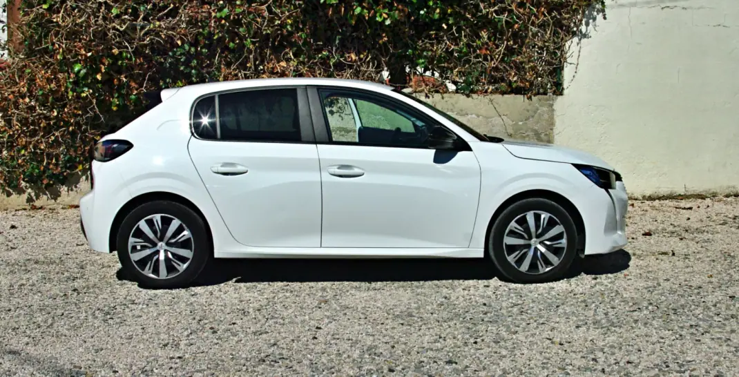 Peugeot 208 2023 - 19600 EUR, 38157 km - AUTO.MOTO.pt - 38157km - foto 7 de 32