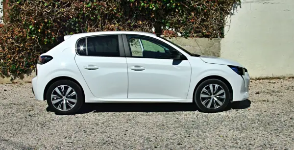 Peugeot 208 2023 - 19600 EUR, 38157 km - AUTO.MOTO.pt - 38157km - foto 7 de 32