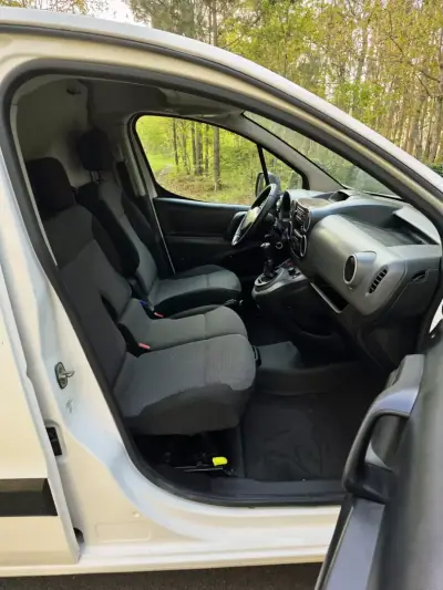 Peugeot Partner 2016 - 9990 EUR, 176000 km - AUTO.MOTO.pt - 176000km - foto 20 de 24