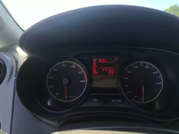 SEAT Ibiza 2012 - 5965 EUR, 167600 km - AUTO.MOTO.pt - 167600km - foto 5 de 10