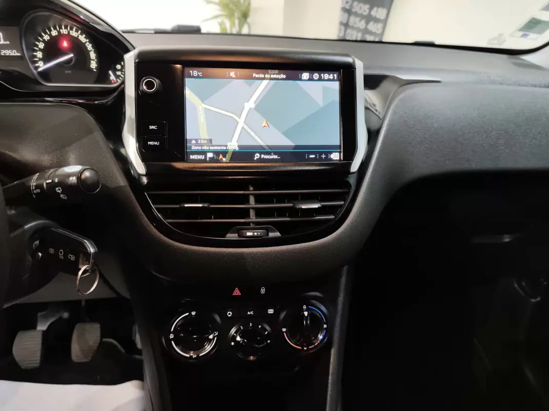 Peugeot 208 2018 - 9750 EUR, 48000 km - AUTO.MOTO.pt - 48000km - foto 13 de 25