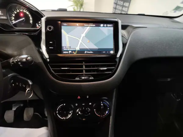 Peugeot 208 2018 - 9750 EUR, 48000 km - AUTO.MOTO.pt - 48000km - foto 13 de 25