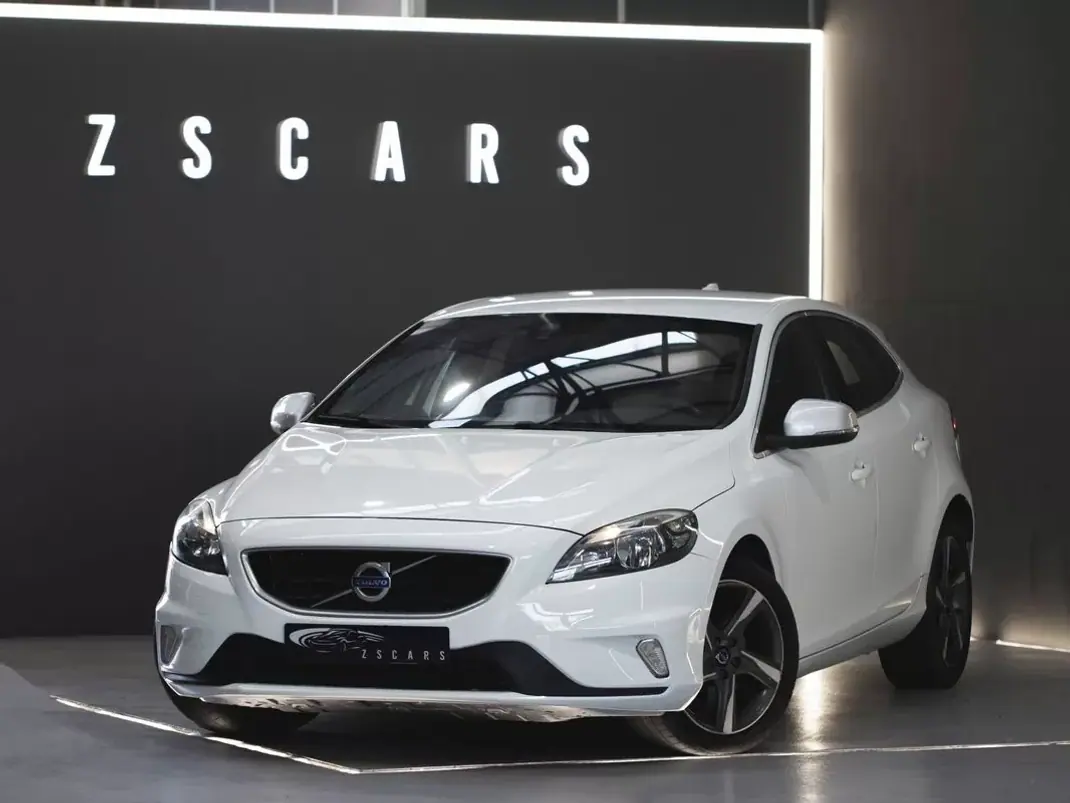 Volvo V40 2015 - 12990 EUR, 117267 km - AUTO.MOTO.pt - 117267km - foto 1 de 17