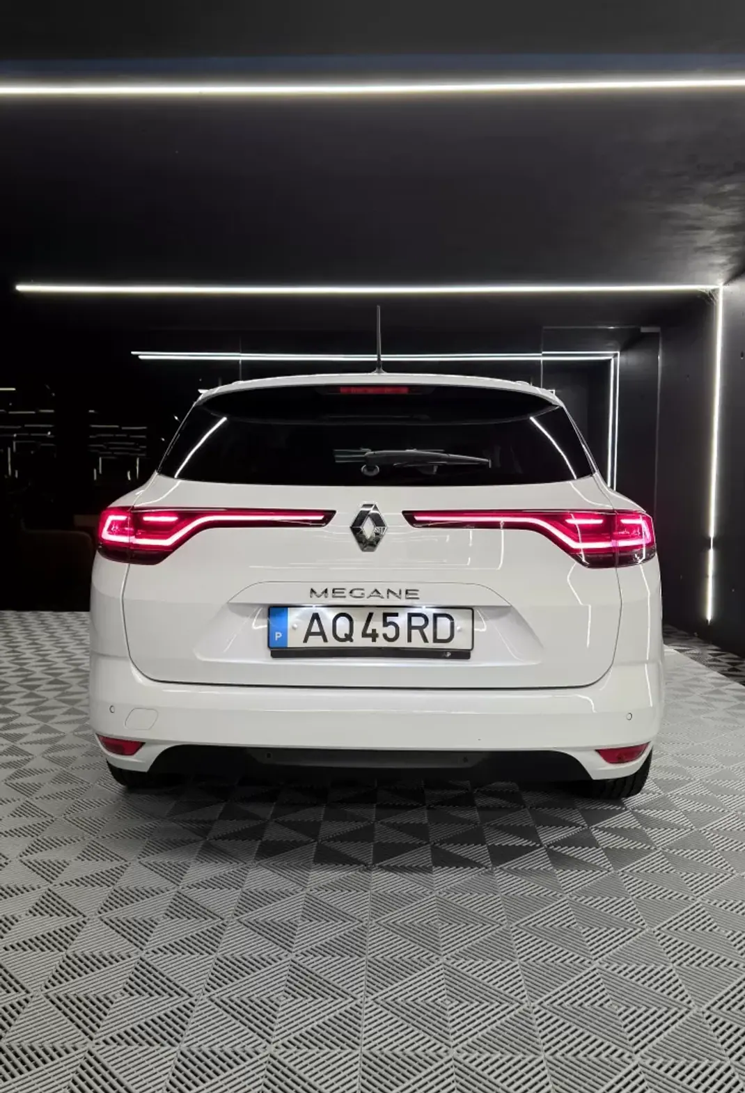 Renault Mégane Sport Tourer 2022 - 16750 EUR, 128121 km - AUTO.MOTO.pt - 128121km - foto 10 de 18