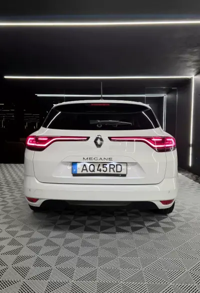 Renault Mégane Sport Tourer 2022 - 16750 EUR, 128121 km - AUTO.MOTO.pt - 128121km - foto 10 de 18