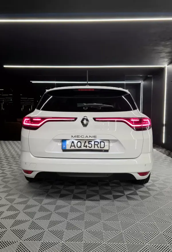 Renault Mégane Sport Tourer 2022 - 15750 EUR, 128121 km - AUTO.MOTO.pt - 128121km - foto 10 de 18