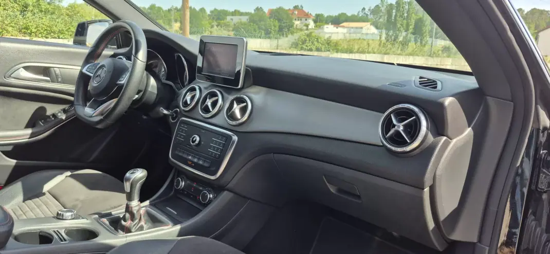 Mercedes-Benz CLA 200 2015 - 21000 EUR, 156000 km - AUTO.MOTO.pt - 156000km - foto 19 de 26