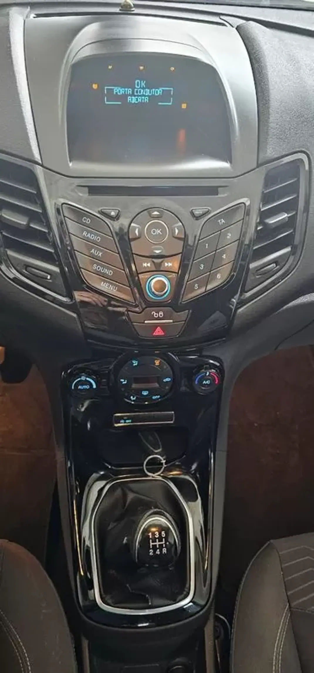 Ford Fiesta 2015 - 6990 EUR, 185000 km - AUTO.MOTO.pt - 185000km - foto 16 de 17