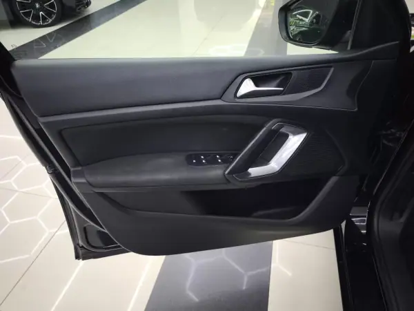 Peugeot 308 2017 - 13950 EUR, 183610 km - AUTO.MOTO.pt - 183610km - foto 20 de 45