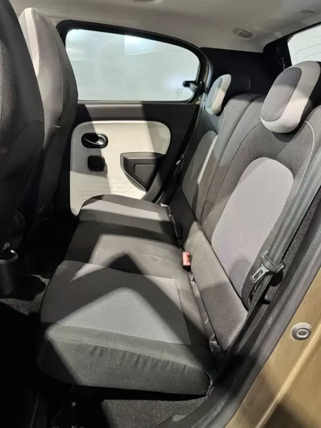 Renault Twingo 2015 - 7900 EUR, 124650 km - 124650km - foto 9 de 42